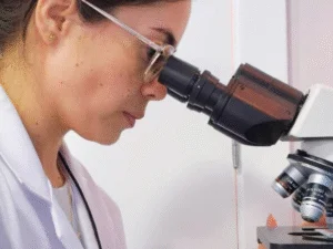 Microscopia vaginal sendo realizada em consulta ginecológica em Lavras